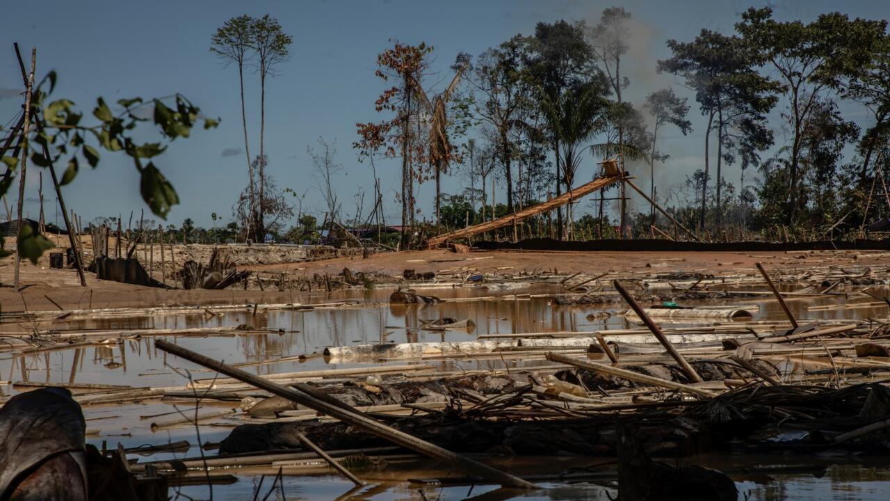 Tuyaux abandonnés par les mineurs sur une parcelle agricole dans La Pampa, au Pérou