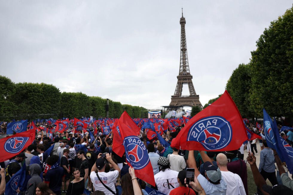 Des supporters du Paris Saint-Germain se rassemblent sur le Champ-de-Mars lors d'un événement spécial organisé pour célébrer la victoire du Paris Saint-Germain.