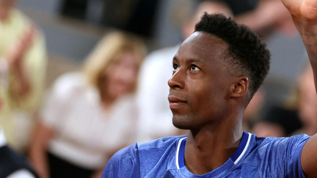 Le Français Gaël Monfils salue le public à l'issue de son match de simple messieurs contre son compatriote Hugo Gaston, lors de la deuxième journée du tournoi de tennis de Roland-Garros, sur le court Philippe-Chatrier du complexe de Roland-Garros à Paris, le 25 mai 2026.