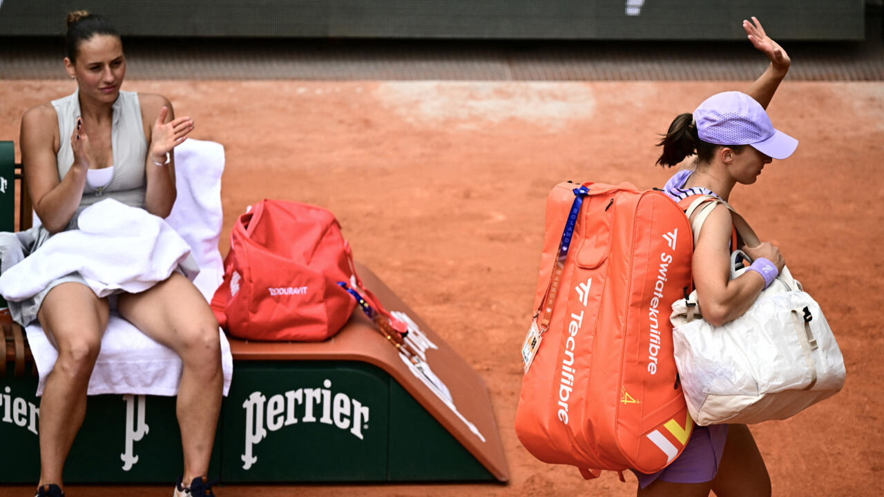 Le Français Gaël Monfils salue le public à l