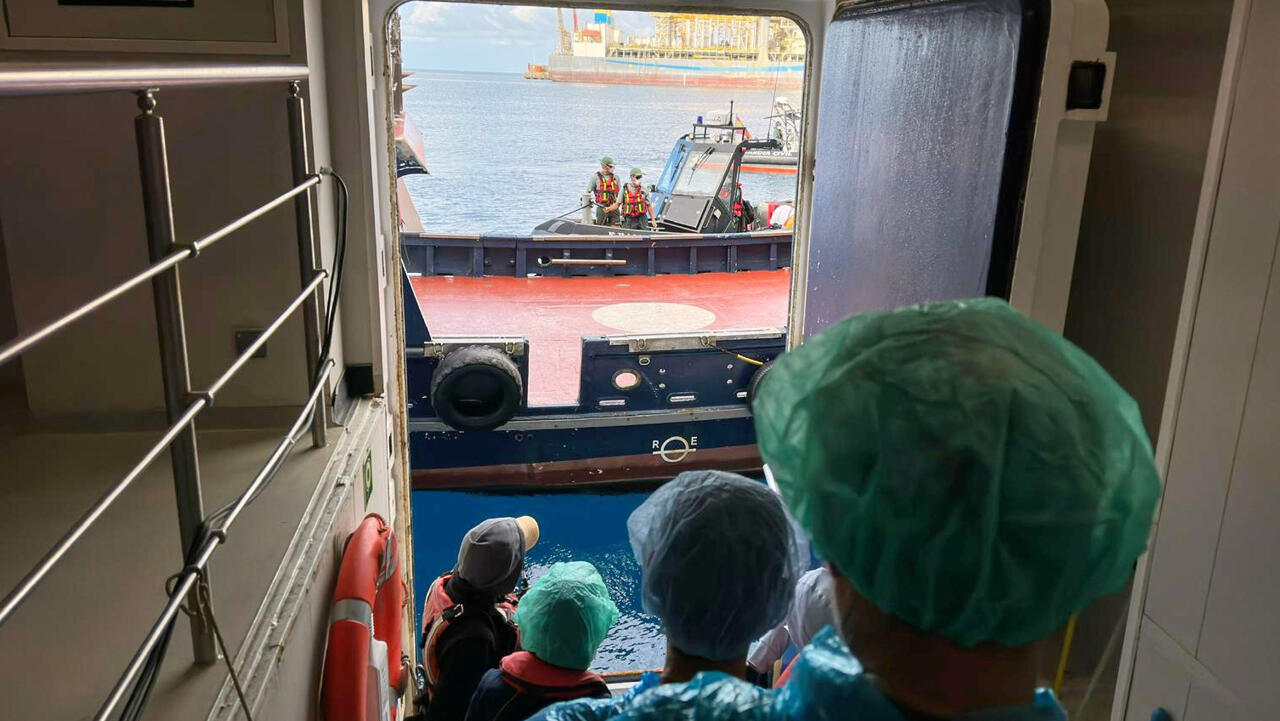 Passengers disembark from the hantavirus-stricken cruise ship, MV Hondius, at Granadilla port in Tenerife in Spain