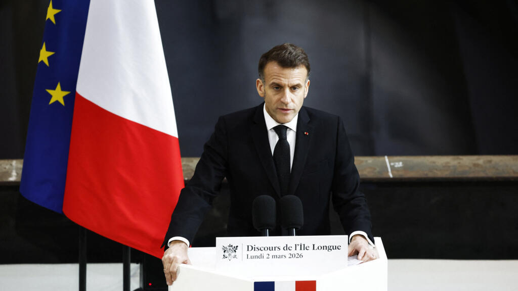 El presidente francés, Emmanuel Macron, pronuncia un discurso junto al submarino 'Le Temeraire' (El Temerario) en la base naval de submarinos nucleares de Ile Longue en Crozon, Francia, el 2 de marzo de 2026.