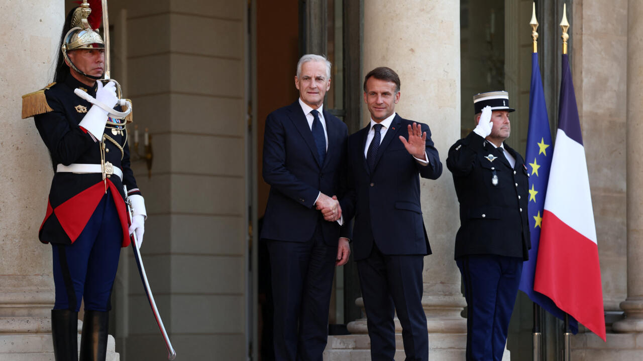 El presidente francés, Emmanuel Macron, pronuncia un discurso junto al submarino