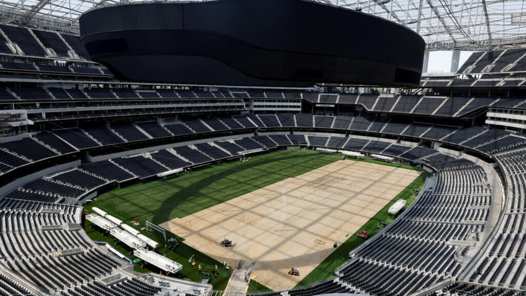 Se instalan parches de césped para usarse como parte del campo del SoFi Stadium, antes del torneo de fútbol de la Copa Mundial de la FIFA, en Inglewood, California. 13 de mayo de 2026.