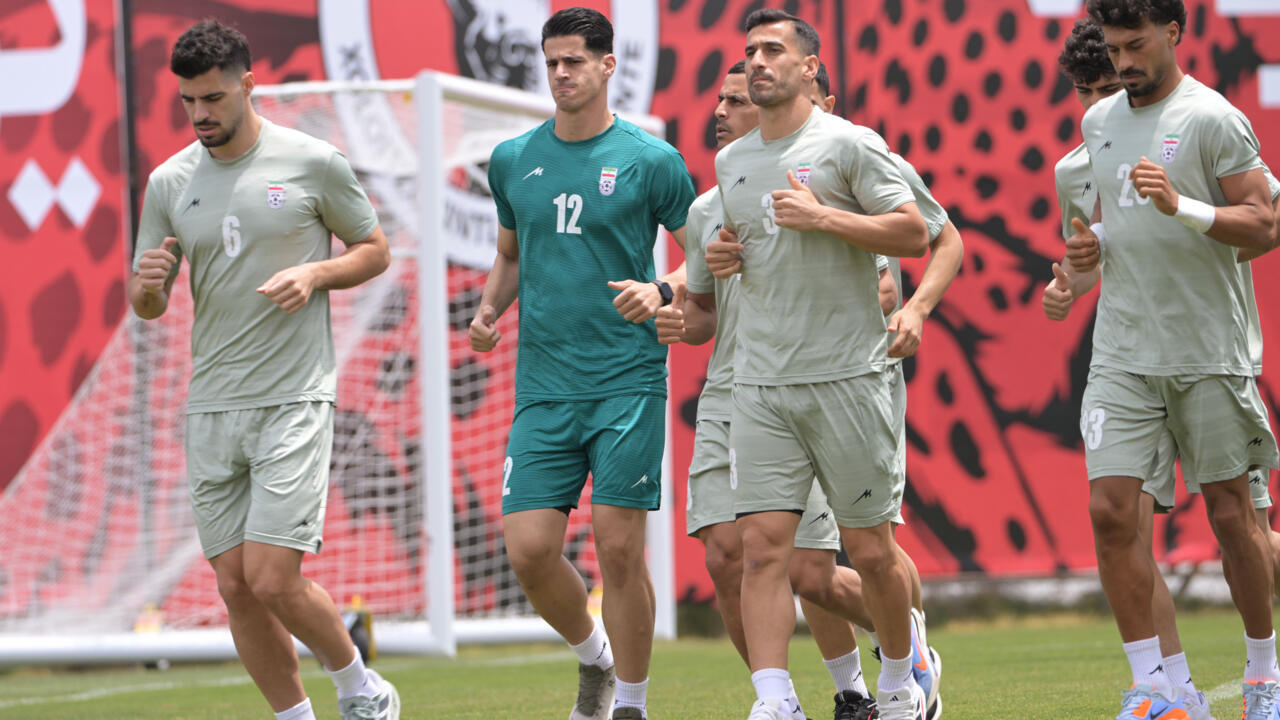 Se instalan parches de césped para usarse como parte del campo del SoFi Stadium, antes del torneo de fútbol de la Copa Mundial de la FIFA, en Inglewood, California. 13 de mayo de 2026.