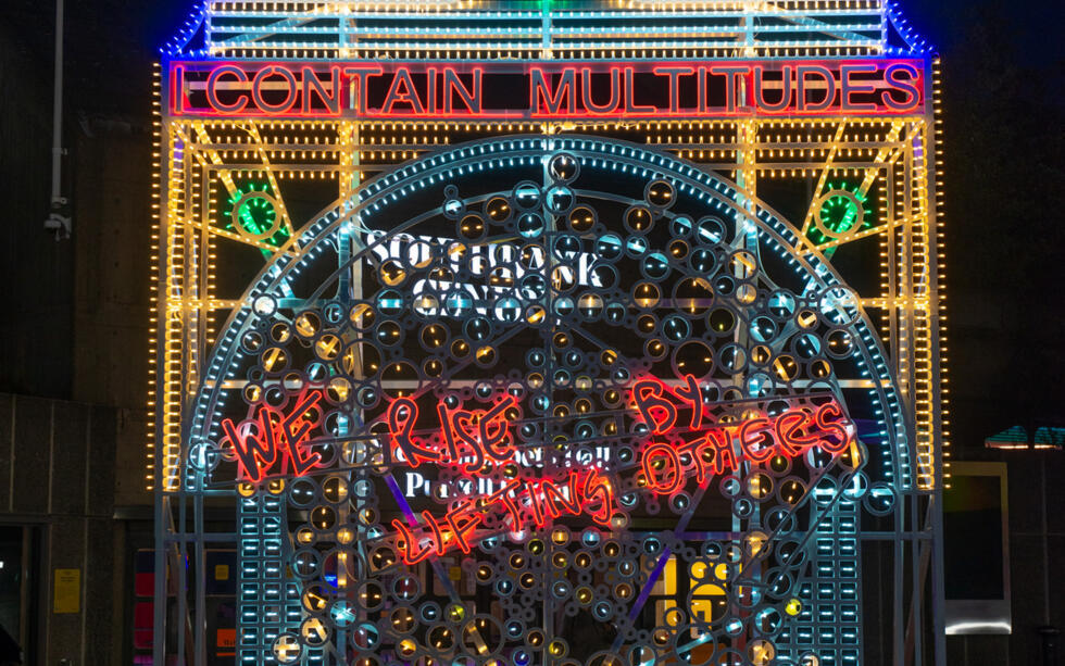 L’oeuvre We Rise by Lifting Others (S’élever en élevant les autres) est une installation lumineuse de Marinella Senatore.