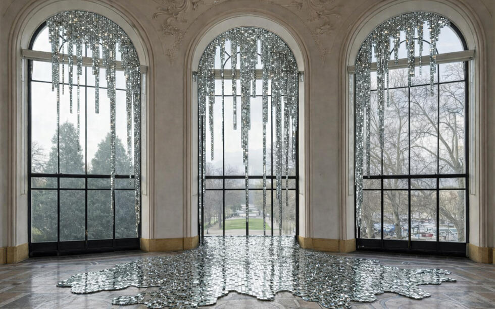 Liquid Mirror est une installation qui semble se liquéfier et traverser l'espace.