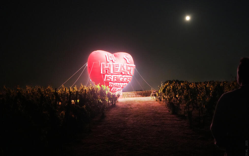 Grand Cœur est une sculpture pneumatique lumineuse avec l'inscription "Mon coeur est plus grand que ma peur".