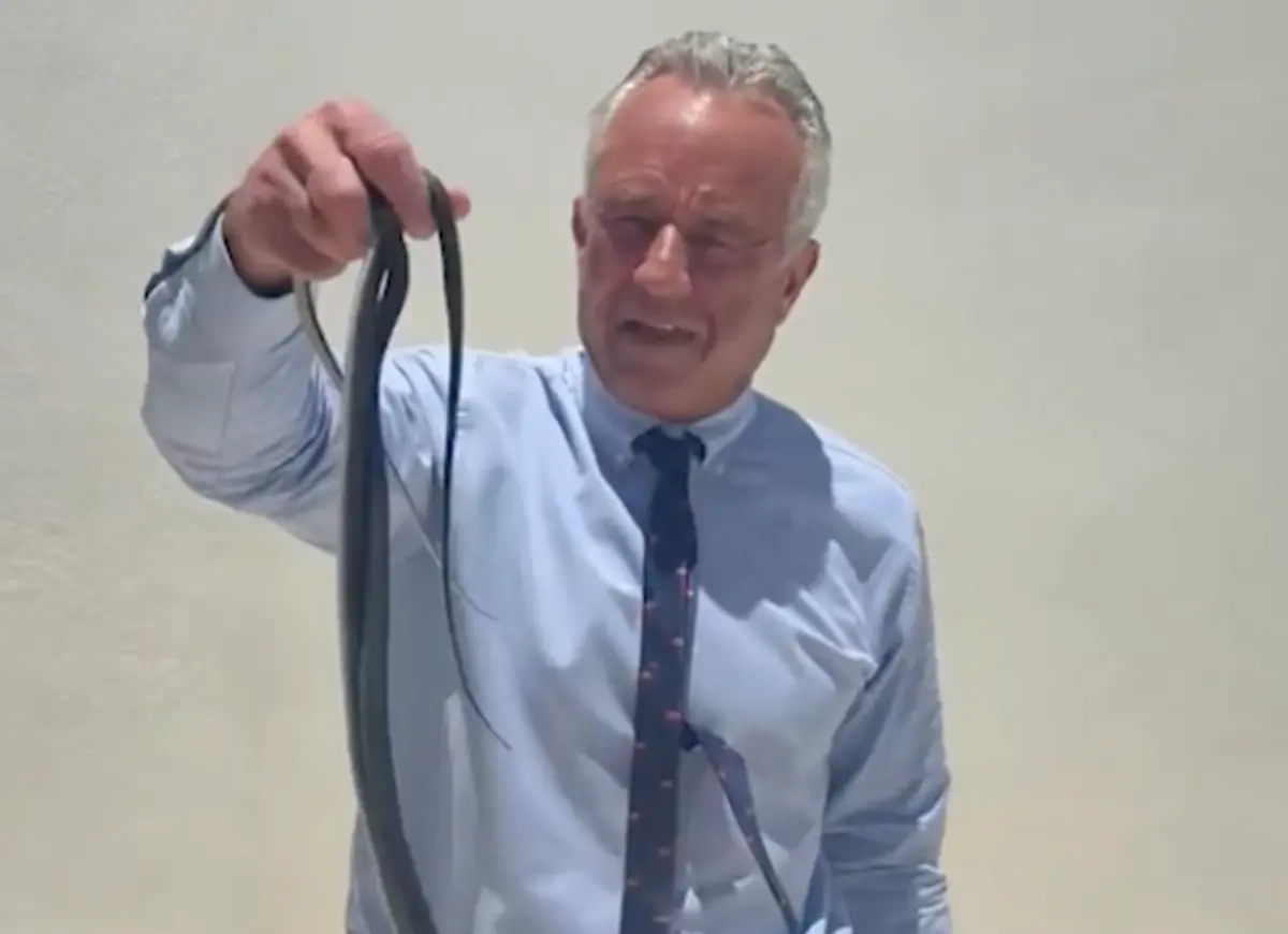 Robert F. Kennedy Jr. captures snakes on Dr. Oz