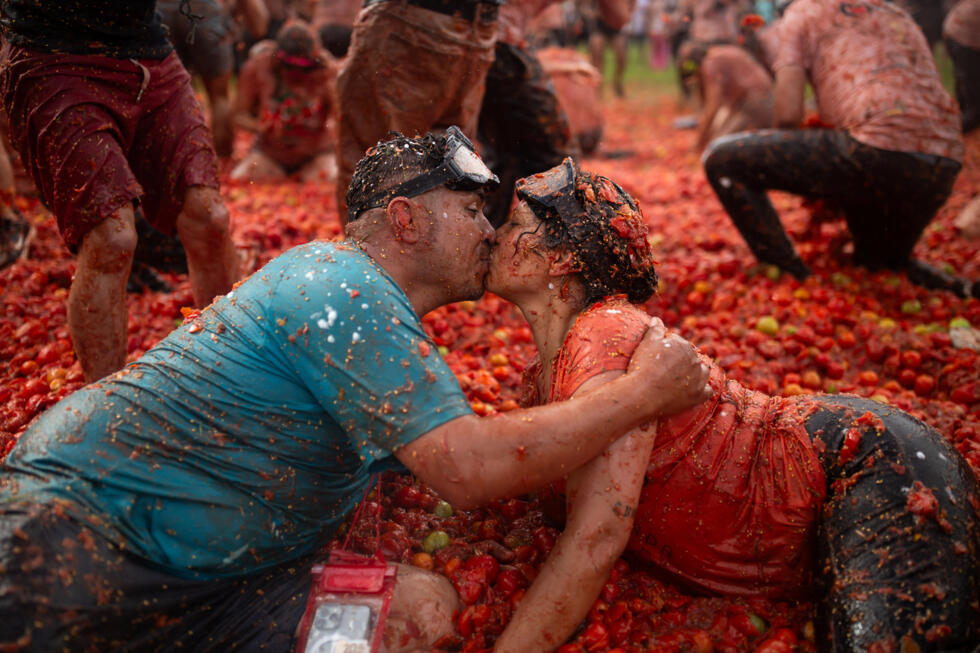 A couple kisses during the 16th edition of the tomato battle festival, known as "Tomatina", in Sutamarchan, Colombia, June 7, 2026