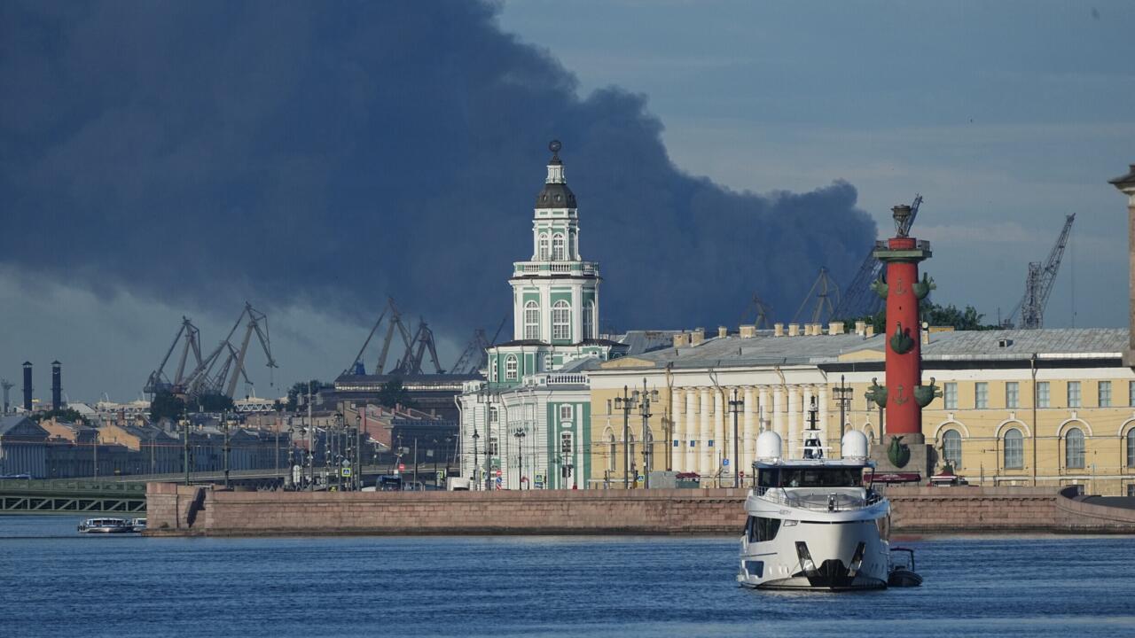 Un épais nuage de fumée se répand dans le ciel après l