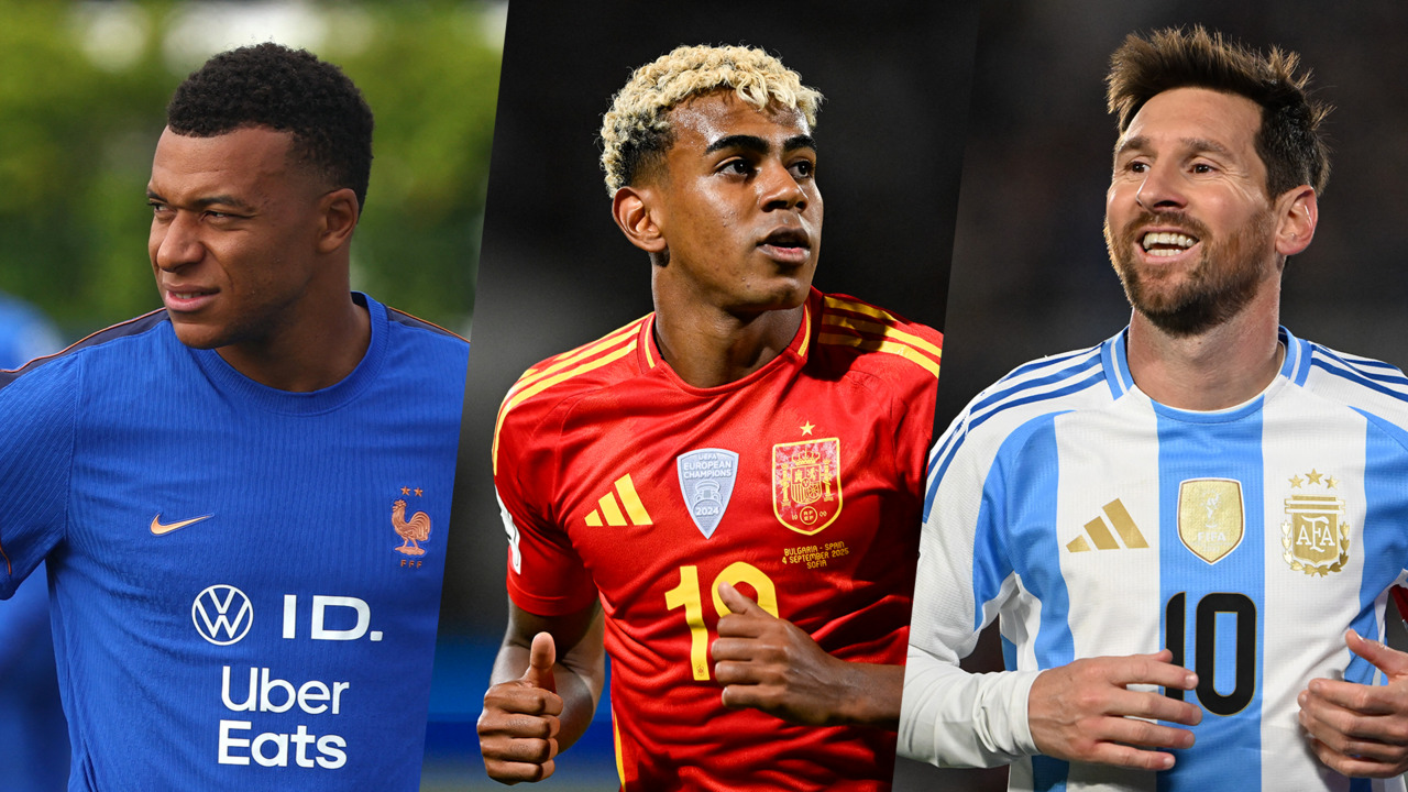 Michael Olise célèbre avec Kylian Mbappé son troisième but pour la France contre l