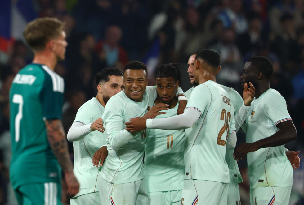 Michael Olise célèbre avec Kylian Mbappé son troisième but pour la France contre l'Irlande du Nord, le 8 juin 2026 à Villeneuve-d'Ascq.