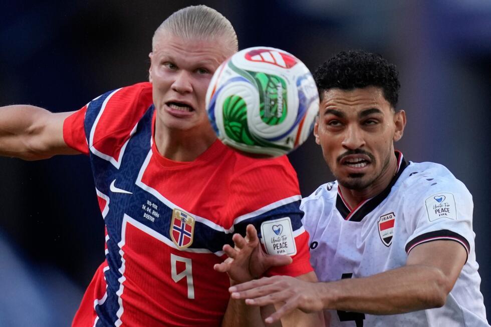 Le Norvégien Erling Haaland à la lutte avec l'Irakien Zaid Tahseen au Mondial 2026, le 16 juin à Boston.