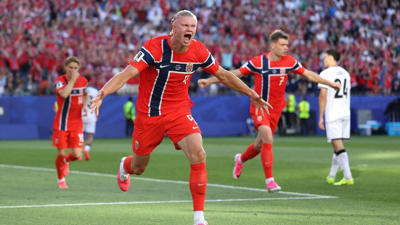 Le Norvégien Erling Haaland à la lutte avec l