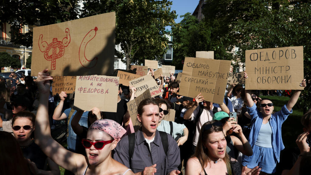 Des manifestants protestent contre la décision du président ukrainien Volodymyr Zelensky de remplacer Mykhailo Fedorov au poste de ministre de la Défense.