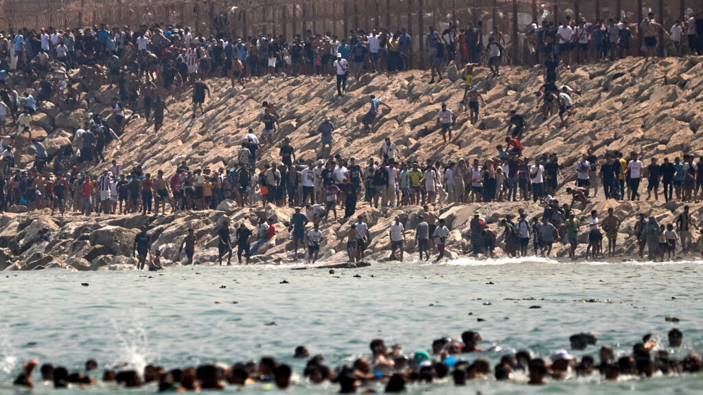 Migrantes cruzan desde Marruecos hacia el enclave español de Ceuta, el jueves 30 de julio de 2026.