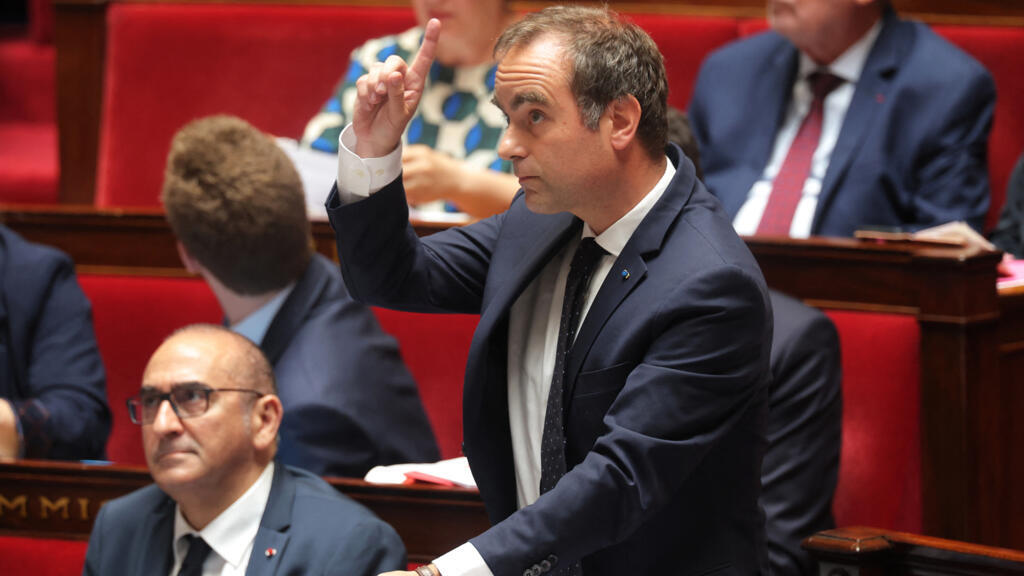 Le Premier ministre français, Sébastien Lecornu, fait un geste lors d'une séance de questions au gouvernement à l'Assemblée nationale, à Paris, le 30 juin 2026.