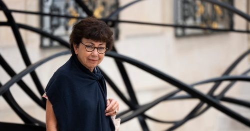 Macron convinces environment minister to stay on