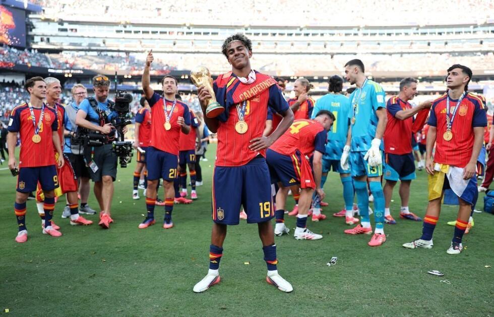 This photo shows Lamine Yamal striking a similar pose to the one in the AI-generated image.