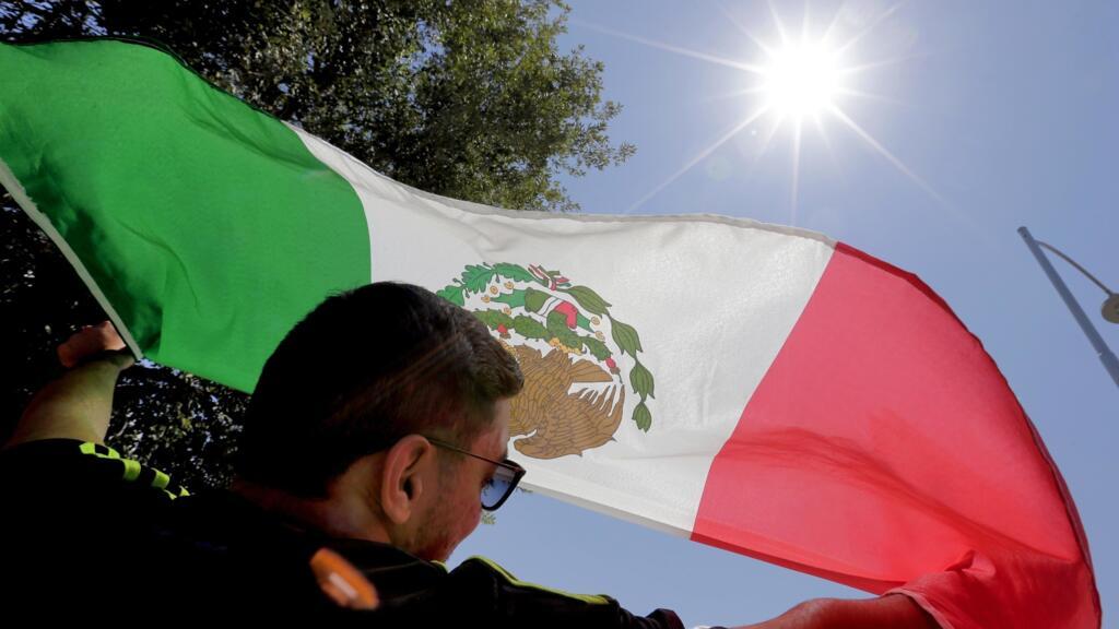 Alberto Nabarrete ondea la bandera mexicana antes de un partido de la Copa América del grupo C entre México y Uruguay en el Estadio de la Universidad de Phoenix, domingo 5 de junio de 2016, en Glendale, Arizona.