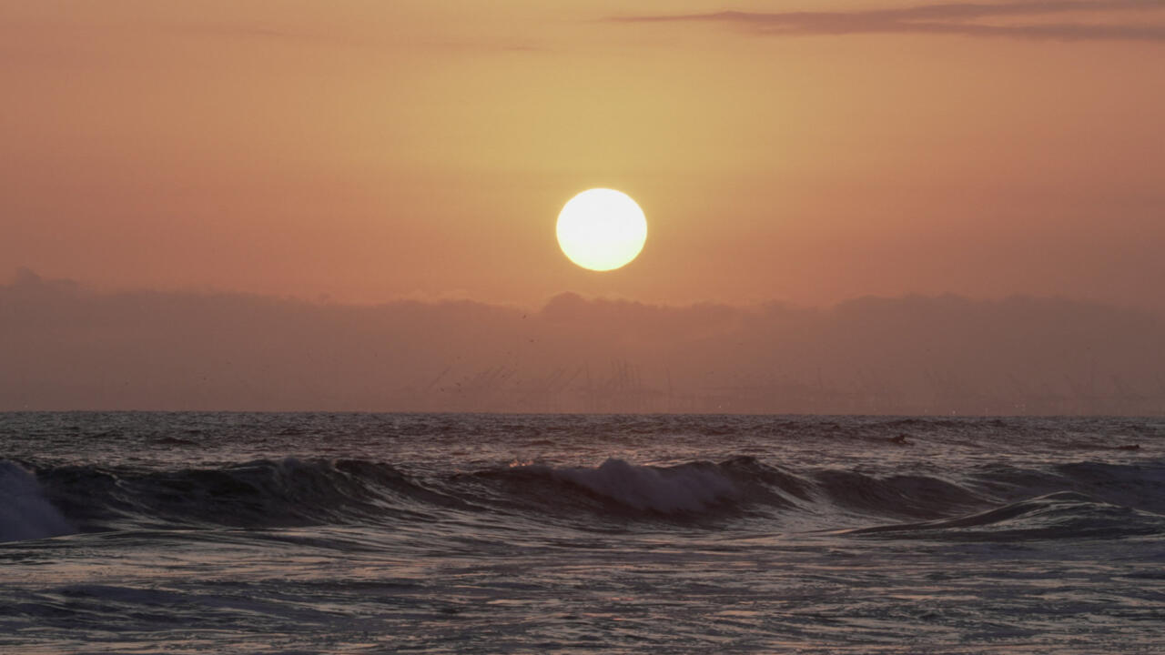 Le soleil se couche alors qu
