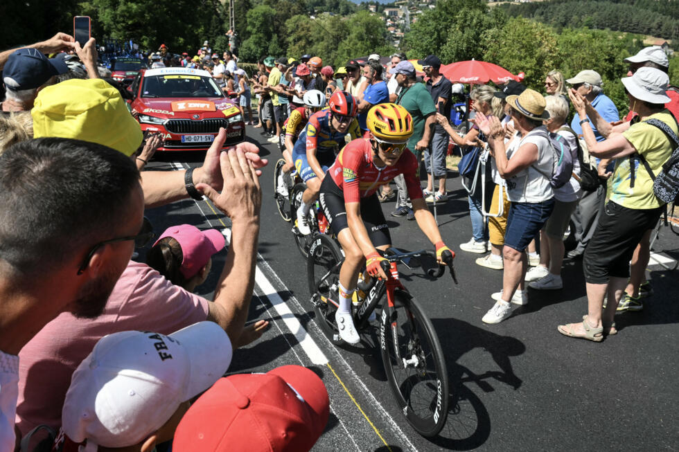 La Norvégienne Katrine Aalerud (à l'avant), la Néerlandaise Loes Adegeest (au centre), et la Tchèque Nikola Noskova (à gauche) dans une échappée lors de la 6e étape du Tour de France Femmes.