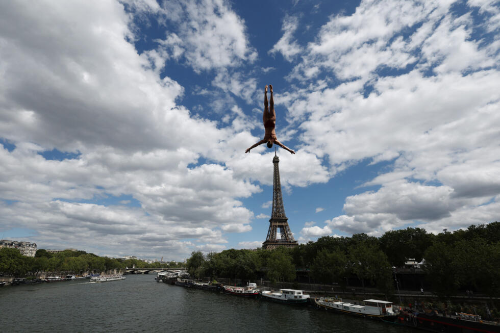 Une plongeuse de haut vol (20 mètres) à l'entrainement lors des Championnats d'Europe de natation, depuis le Pont de Bir-Hakeim, à Paris, en France, le 5 août 2026