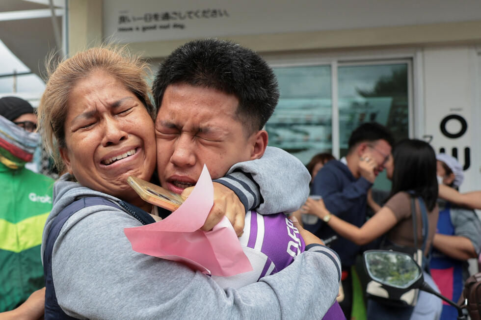 Des personnes sous le choc après avoir été évacuée de l'école Debsirin Nonthaburi où une fusillade est survenue dans le district de Bang Kruai, en périphérie de Bangkok, en Thaïlande.