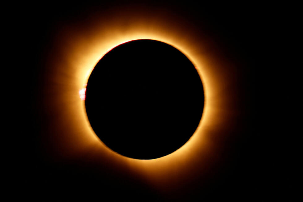 La lune recouvre entièrement le soleil lors d'une éclipse solaire totale, vue d'Arija, en Espagne, le 12 août 2026