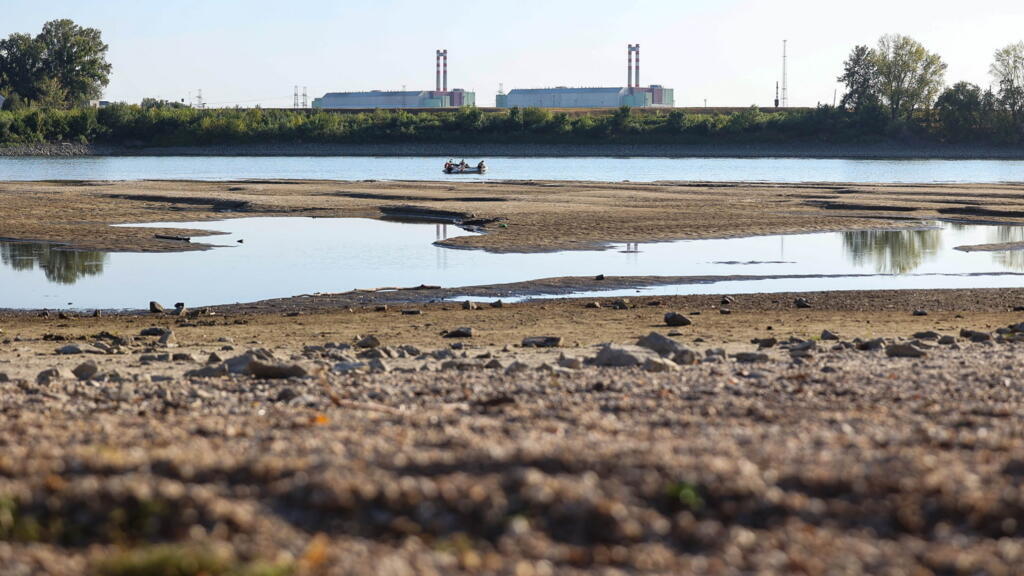 Vista de la central nuclear MVM Paks, que tendrá que cerrar esta semana debido a los niveles extremadamente bajos de agua en el río Danubio. 29 de julio de 2026.