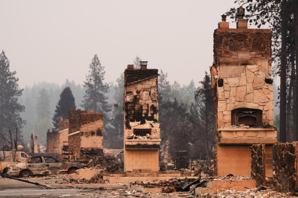 Les cheminées sont les seules structures encore debout dans un quartier résidentiel après le passage d'un incendie de forêt qui a ravagé la partie nord de Spokane, aux États-Unis.