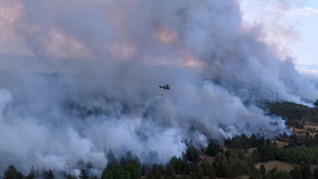 Un hélicoptère de la police serbe lutte contre un incendie à Deliblatska Pescara, à 70 kilomètres au nord-ouest de Belgrade, en Serbie.