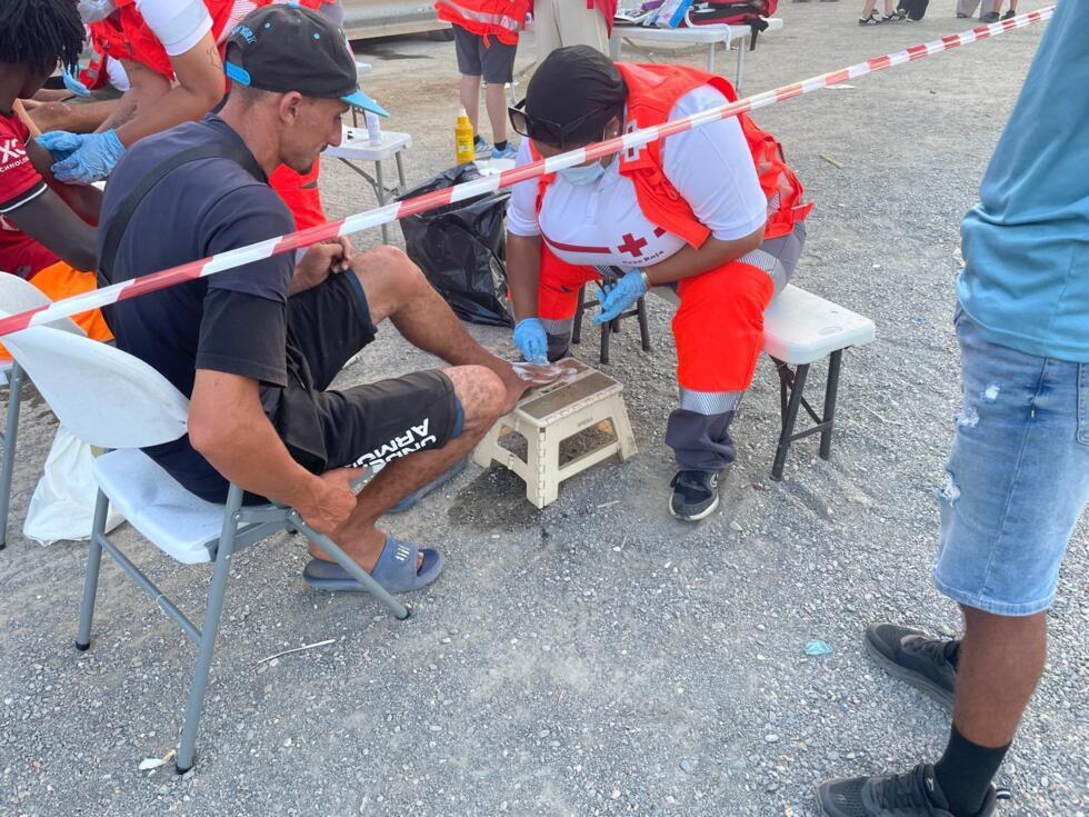 Spanish Red Cross paramedics treat injured migrants on El Trampolín beach in Ceuta, August 15, 2026